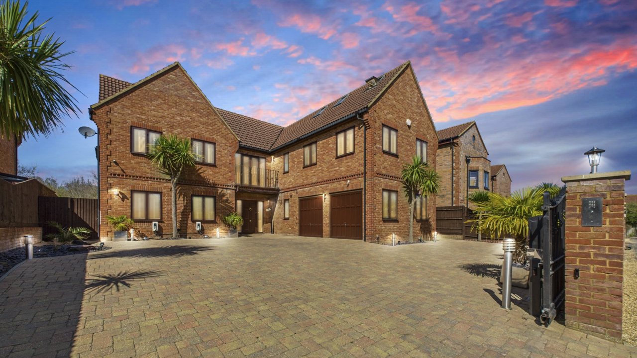 Ashford Crescent, Grange Farm, Milton Keynes